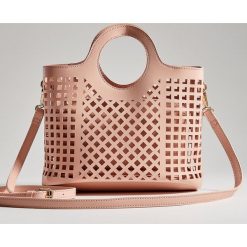 Ażurowa torebka shopper z kosmetyczką - Różowy. Kufry i kosmetyczki Mohito. Za 99.99 zł.