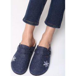 Granatowe Kapcie Next Week. Obuwie domowe marki Born2be. Za 49.99 zł.
