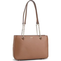 Torebka DKNY - R84A3915 Driftwood DFW. Brązowe torebki klasyczne DKNY, bez wzorów, ze skóry, bez dodatków. W wyprzedaży za 589.00 zł.
