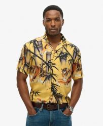 Superdry Koszula Hawaiian Resort z modalu – autentyczne nadruki kimono. Żółte koszule Superdry, m, bez wzorów, z materiału, klasyczne, bez kołnierzyka, bez ramiączek. Za 305.15 zł.