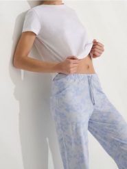 Bawełniana piżama dwuczęściowa z motywem kwiatowym - biały. Białe piżamy Sinsay, bez wzorów, z bawełny, bez ramiączek. Za 29.99 zł.