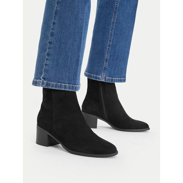 Botki JENNY. Czarne botki Jenny, bez wzorów, bez obcasa, na słupku, bez zapięcia. Za 169.99 zł.