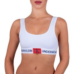 Calvin Klein Sport biustonosz Brate Bez podszewki White w / bold granatowy i maniakalny czerwony patch QF4918E -1. Białe bielizna sportowa Calvin Klein, bez wzorów. W wyprzedaży za 105.00 zł.