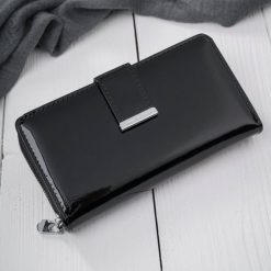 Portfel damski skórzany duży lakierowany czarny poziomy z RFID SP-25-BL. Czarne portfele bez wzorów, z lakierowanej skóry. Za 119.00 zł.