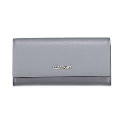 Portfel w kolorze szarym. Szare portfele Calvin Klein, bez wzorów, z materiału. W wyprzedaży za 269.95 zł.