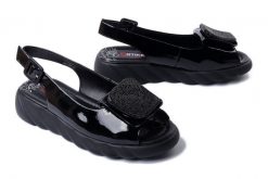ARTIKER RELAKS 56C1564 czarny, sandały damskie. Czarne sandały Artiker Relaks, bez wzorów, eleganckie, bez obcasa, na płaskiej podeszwie, bez zapięcia. Za 239.90 zł.