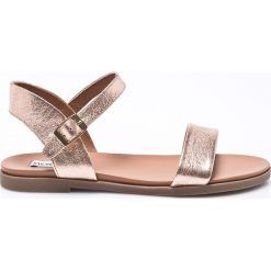 Steve Madden - Sandały. Czerwone sandały Steve Madden, bez wzorów, z gumy, bez obcasa, na obcasie, bez zapięcia. W wyprzedaży za 139.90 zł.