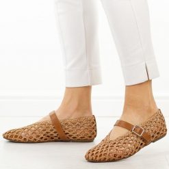 Brązowe przewiewne baleriny damskie T.Sokolski 137. Brązowe baleriny Sokolski, w ażurowe wzory, z jeansu, z okrągłym noskiem, bez obcasa, na płaskiej podeszwie. Za 179.00 zł.