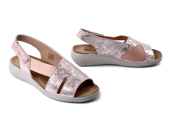 ARTIKER RELAKS 56C2504 różowy, sandały damskie. Czerwone sandały Artiker Relaks, bez wzorów, ze skóry, bez obcasa, na koturnie, bez zapięcia. Za 294.90 zł.