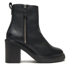 Botki Clarks. Czarne botki Clarks, bez wzorów, bez obcasa, na słupku, bez zapięcia. Za 819.99 zł.