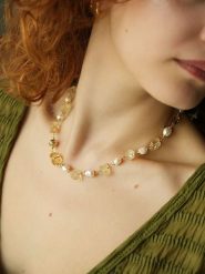 Pierres de Jade Pozłacany naszyjnik z elementami ozdobnymi - dł. 45 cm rozmiar: onesize. Białe naszyjniki Pierres de Jade, z cytrynem, pozłacane. Za 113.99 zł.