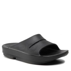 Klapki OOfos. Czarne klapki oofos, bez wzorów, bez obcasa. Za 249.99 zł.