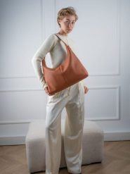 Christian Laurier Skórzana torebka "Alix" w kolorze jasnobrązowym - 43 x 25 x 10 cm rozmiar: onesize. Brązowe torby na ramię Christian Laurier, bez wzorów, z materiału, na ramię, bez dodatków. Za 347.99 zł.