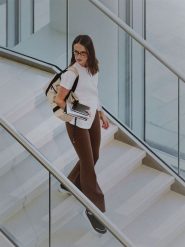 4F Legginsy w prążki z rozszerzanymi nogawkami damskie - brązowe XS. Brązowe legginsy 4f, s, bez wzorów, z dzianiny, z podwyższonym stanem, długie. Za 149.99 zł.