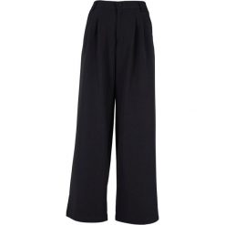 Szerokie Spodnie Damskie Z Plisą Z Przodu. Czarne spodnie dresowe Urban Classics, bez wzorów. Za 147.99 zł.