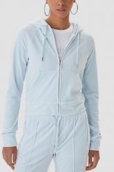 JUICY COUTURE Błękitna bluza damska Madison Outline, Rozmiar XS. Niebieskie bluzy Juicy Couture, s, bez wzorów, z materiału, z kapturem. W wyprzedaży za 217.99 zł.