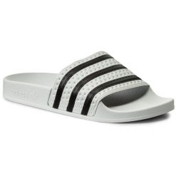 Klapki adidas. Białe klapki Adidas, bez wzorów, bez obcasa. Za 129.99 zł.