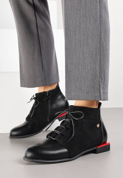 Czarne Botki Vices ze Sznurowaną Cholewką Uzvila. Czarne botki Renee, bez wzorów, z jeansu, bez obcasa, na płaskiej podeszwie, bez zapięcia. Za 74.99 zł.