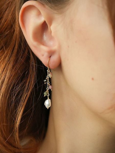 Pierres delicates Pozłacane kolczyki z perłami i turmalinami rozmiar: onesize. Białe kolczyki Pierres delicates, z perłą, pozłacane, z zapięciem typu bigiel. Za 39.99 zł.