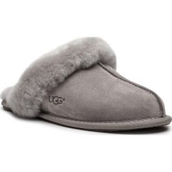 Kapcie UGG - W Scuffette II 5661 W/Oys. Obuwie domowe UGG. W wyprzedaży za 309.00 zł.
