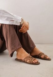 Brązowe Klapki na Płaskiej Podeszwie z Przeplatanymi Paskami Genineva. Brązowe klapki Born2be, bez wzorów, bez obcasa, na płaskiej podeszwie. Za 89.99 zł.