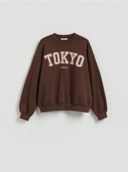 Bluza z haftowanym napisem - ciemnobrązowy. Brązowe bluzy Reserved, l, bez wzorów, z bawełny, bez kaptura. Za 119.99 zł.