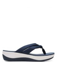 Clarks Japonki "Arla Kaylie" w kolorze granatowym na koturnie rozmiar: 36. Niebieskie klapki Clarks, bez wzorów, z otwartym noskiem, bez obcasa, na koturnie. Za 87.61 zł.