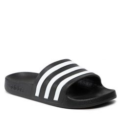 Klapki adidas. Czarne klapki Adidas, bez wzorów, bez obcasa. Za 79.99 zł.
