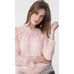Jasnoróżowa Bluzka Incur. Bluzki Born2be, l, bez wzorów, z koronki, eleganckie, bez kołnierzyka, bez ramiączek. Za 99.99 zł.