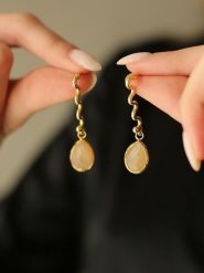 Pierres de Jade Pozłacane kolczyki-wkrętki z kamieniem słonecznym rozmiar: onesize. Pomarańczowe kolczyki Pierres de Jade, pozłacane. Za 43.99 zł.