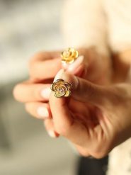 Pierres delicates Pozłacane kolczyki-wkrętki z cyrkoniami rozmiar: onesize. Żółte kolczyki Pierres delicates, z cyrkonią, pozłacane. Za 78.47 zł.