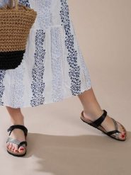 Sunbay Japonki "Tulipe" w kolorze srebrno-czarnym rozmiar: 38. Czarne klapki Sunbay, bez wzorów, z otwartym noskiem, bez obcasa. Za 148.96 zł.