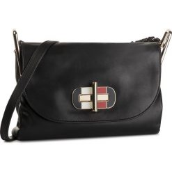 Torebka TOMMY HILFIGER - Soft Turnlock Mini Saddle AW0AW06926 002. Czarne listonoszki TOMMY HILFIGER, bez wzorów, ze skóry, na ramię, bez dodatków. Za 1,099.00 zł.