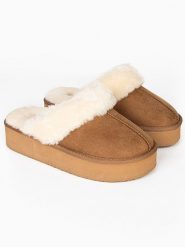 ISLAND BOOT Kapcie "Emesta" w kolorze jasnobrązowym rozmiar: 36. Brązowe obuwie domowe Island Boot, bez wzorów, bez zapięcia. Za 130.99 zł.