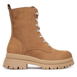 Botki Tamaris. Brązowe botki Tamaris, bez wzorów, bez obcasa, na płaskiej podeszwie, bez zapięcia. Za 509.99 zł.