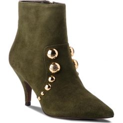 Botki TORY BURCH - Georgina 80mm Stud Bottie 52249 Leccio 325. Zielone botki Tory Burch, z aplikacjami, ze skóry, bez obcasa, na obcasie, bez zapięcia. W wyprzedaży za 1,089.00 zł.