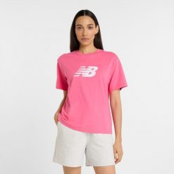 Koszulka damska New Balance WT43583DAB – różowa. Czerwone bluzki New Balance, xl, bez wzorów, z materiału, klasyczne, bez kołnierzyka, bez ramiączek. Za 119.99 zł.