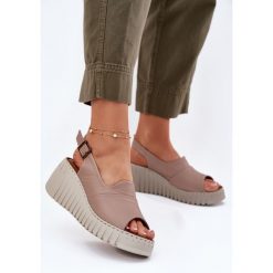 Sandały Damskie Z Naturalnej Skóry Na Koturnie Artiker 54C0788 Ciemnobeżowe beżowy. Brązowe sandały bez wzorów, ze skóry, eleganckie, bez obcasa, na koturnie, bez zapięcia. Za 338.63 zł.