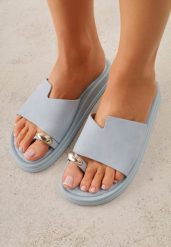 Niebieskie Klapki Typu Japonki z Metaliczną Ozdobą Samrina. Niebieskie klapki Born2be, z aplikacjami, z jeansu, bez obcasa, na płaskiej podeszwie. Za 79.99 zł.