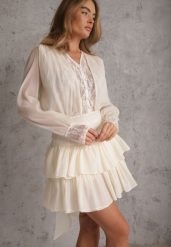 Jasnobeżowa Sukienka z Bawełną z Koronkowymi Wstawkami i Wiązaniem w Stylu Boho Oriposi. Brązowe sukienki Renee, l, w ażurowe wzory, z bawełny, boho, bez kołnierzyka, bez ramiączek, mini, dopasowane. Za 169.99 zł.