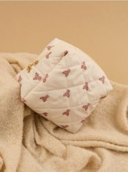 Pikowana kosmetyczka w misie - kremowy. Białe kufry i kosmetyczki Sinsay, bez wzorów, pikowane, bez dodatków. Za 19.99 zł.