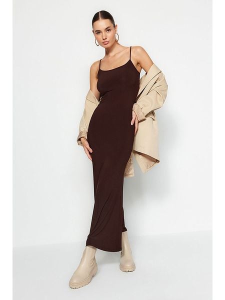 Trendyol Sukienka w kolorze ciemnobrązowym rozmiar: XL. Brązowe sukienki Trendyol, xl, bez wzorów, bez kołnierzyka, bez ramiączek, maxi. Za 100.04 zł.