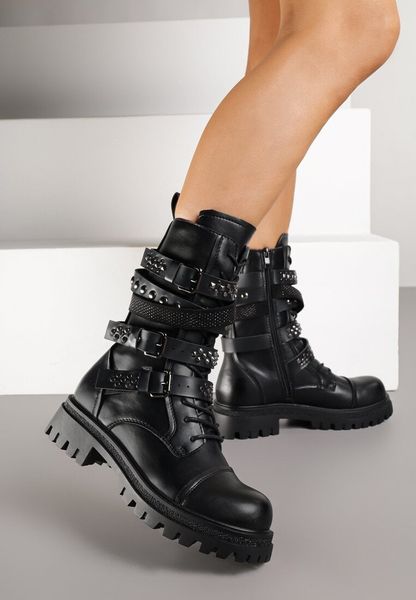 Czarne Botki Workery z Paskami z Ćwiekami i Klamrami w Rockowym Stylu Zarfina. Czarne botki Born2be, bez wzorów, z jeansu, bez obcasa, na płaskiej podeszwie, bez zapięcia. Za 179.99 zł.