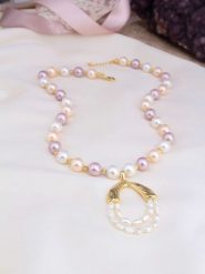 L'Atelier de Gaia Pozłacany naszyjnik z elementami ozdobnymi - dł. 47 cm rozmiar: onesize. Białe naszyjniki L'Atelier de Gaia, z perłą, pozłacane. Za 86.99 zł.