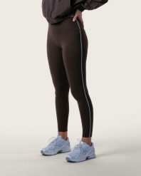 Damskie legginsy z wysokim stanem i kontrastowym lampasem na siłownię – brązowy. Brązowe legginsy sportowe AESTHETIC WOLF, l, bez wzorów, z dzianiny, z podwyższonym stanem, do biegania. Za 239.99 zł.