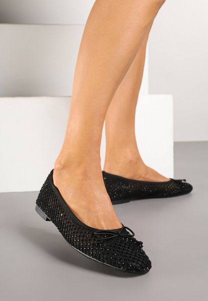 Czarne Balerinki z Siateczki Zdobione Cyrkoniami i Kokardką Senovaria. Czarne baleriny Born2be, z aplikacjami, z jeansu, bez obcasa, na płaskiej podeszwie. Za 79.99 zł.