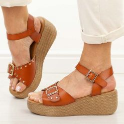 Brązowe sandały damskie na koturnie Sergio Leone Sk067H. Brązowe sandały Sergio Leone, bez wzorów, z jeansu, eleganckie, bez obcasa, na koturnie, bez zapięcia. Za 139.00 zł.