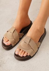 Ciemnobeżowe Klapki z Przeplatanymi Paskami i Nitami przy Podeszwie Marivyn. Brązowe klapki Born2be, bez wzorów, bez obcasa, na płaskiej podeszwie. Za 79.99 zł.