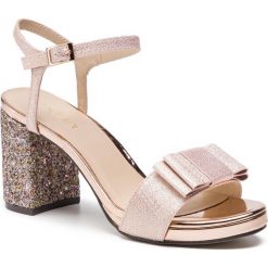 Sandały MENBUR - 09281 Nude 0097. Czerwone sandały Menbur, z aplikacjami, z materiału, bez obcasa, na obcasie, bez zapięcia. Za 309.00 zł.
