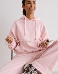 Damska bluza z kapturem oddychająca, 100% bawełna Chunky Terry jasny róż. Czerwone bluzy AIM'N, l, bez wzorów, z bawełny, z kapturem. Za 339.00 zł.